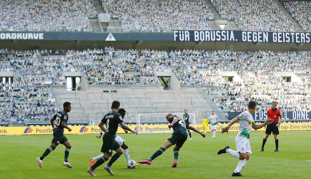 Penyerang Borussia Monchengladbach berusaha melewati pemain Wolfsburg pada laga lanjutan Bundesliga di Borussia Park Stadium, Rabu (17/6/2020) dini hari WIB. Monchengladbach menang telak 3-0 atas Wolfsburg.(AFP/Thilo Schmuelgen/pool)