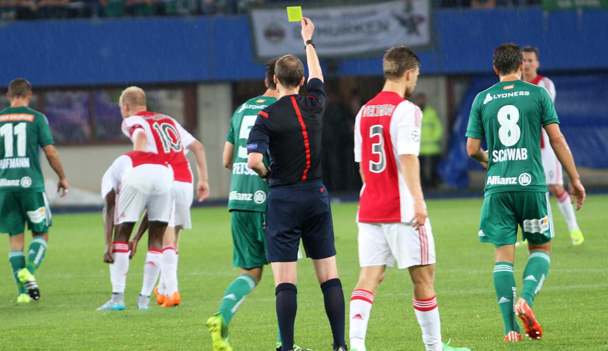 Wasit William Collum yang memimpin pertandingan Rapid v Ajax mengeluarkan kartu kuning kepada gelandang Rapid, Thanos Petsos.