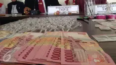 Petugas  menunjukan barang bukti dalam gelar perkara hasil  operasi penggrebekan pesta narkoba di Kantor BNN Daerah Istimewa Yogyakarta (DIY), (13/1). BNN DIY berhasil mengungkap kasus pesta narkoba di sebuah hotel kawasan kota Yogyakarta.(Boy Harjanto)
