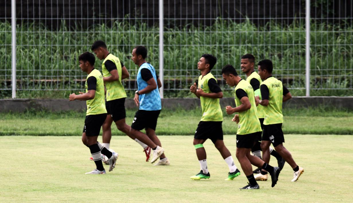 Sejumlah pemain dan asisten pelatih Persikabo 1973 melakukan pemanasan saat sesi latihan perdana di Lapangan Samudra, Badung, Bali, Minggu (03/01/2022). Latihan tersebut menjadi bagian dari persiapan menghadapi Arema FC di laga lanjutan BRI Liga 1 pada 5 januari mendatang. (Bola.com/Nandang Permana)