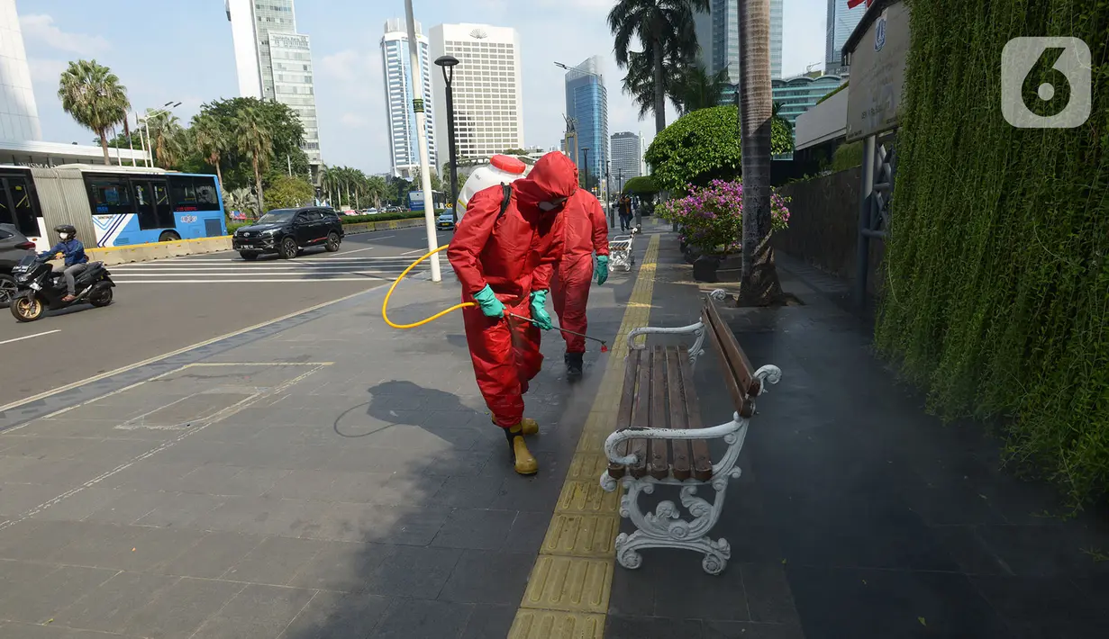 Petugas pemadam kebakaran (Damkar) melakukan penyemprotan disinfektan di sepanjang jalan Jenderal Sudirman-MH Thamrin, Jakarta, Sabtu (20/6/2020). Penyemprotan dalam rangka kembali diadakannya Car free day di Jalan Sudirman-Thamrin pada Minggu, 21 Juni esok. (merdeka.com/Imam Buhori)