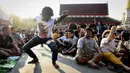 Seorang pria pria kesurupan saat mengikuti festival tato suci di Biara Wat Bang Phra, Nakhon Pathom, Thailand (3/3). Dalam festival ini kesurupan merupakan tanda bahwa proses mengisi kekuatan tato sedang berlangsung. (AFP Photo/Lillian Suwanrumpha)