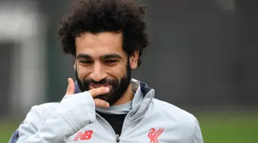 Ekspresi gelandang Liverpool Mohamed Salah saat sesi latihan jelang menghadapi Bayern Munchen dalam leg kedua babak 16 besar Liga Champions di Melwood, Liverpool, Inggris, Selasa (12/3). (Paul ELLIS/AFP)