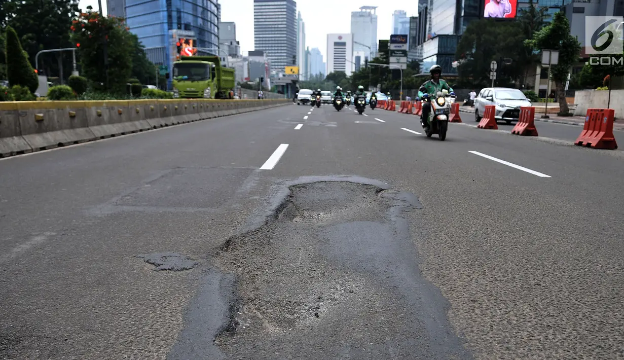 Kondisi jalanan yang berlubang di Jalan Jenderal Sudirman, Jakarta, Senin (11/3). Minimnya perawatan dan pengawasan membuat jalan tersebut berlubang hingga kedalaman 10 sentimeter. (merdeka.com/Iqbal S. Nugroho)