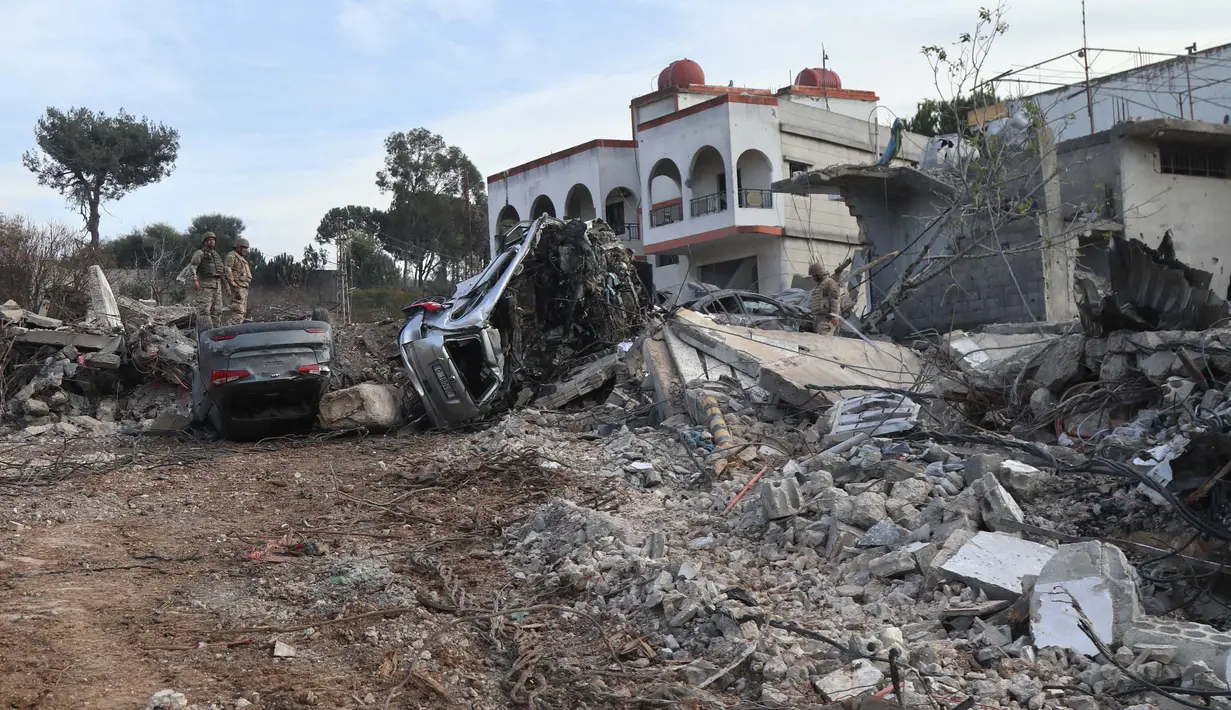 Sementara, militer Lebanon yang juga memantau proses pemeliharaan perdamaian, mengumumkan pada hari Kamis 12 Desember 2024, mereka telah mengerahkan pasukannya ke sejumlah wilayah usai tentara Israel mundur. (Foto oleh AFP)