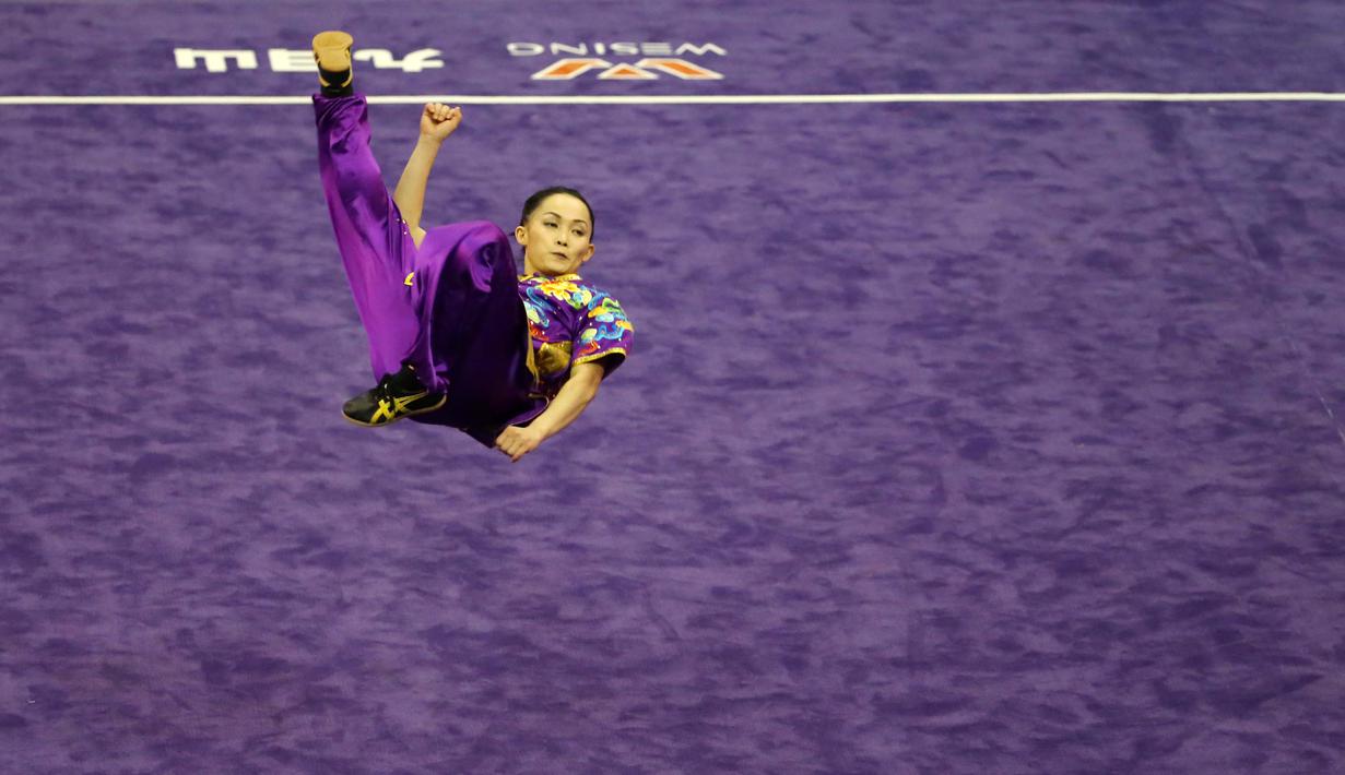 Atlet Wushu asal Malaysia, Siong Lin saat beraksi, pada Kejuaraan Dunia Wushu 2015 di Istora Senayan, Jakarta, Minggu(15/11/2015). (Bola.com/Nicklas Hanoatubun)