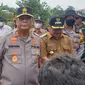 Kapolda Jabar Irjen Pol. Suntana saat mengunjungi daerah terdampak banjir di kawasan padat penduduk Cimacan, Tarogong Kidul, Garut, Jawa Barat. (Liputan6.com/Jayadi Supriadin)