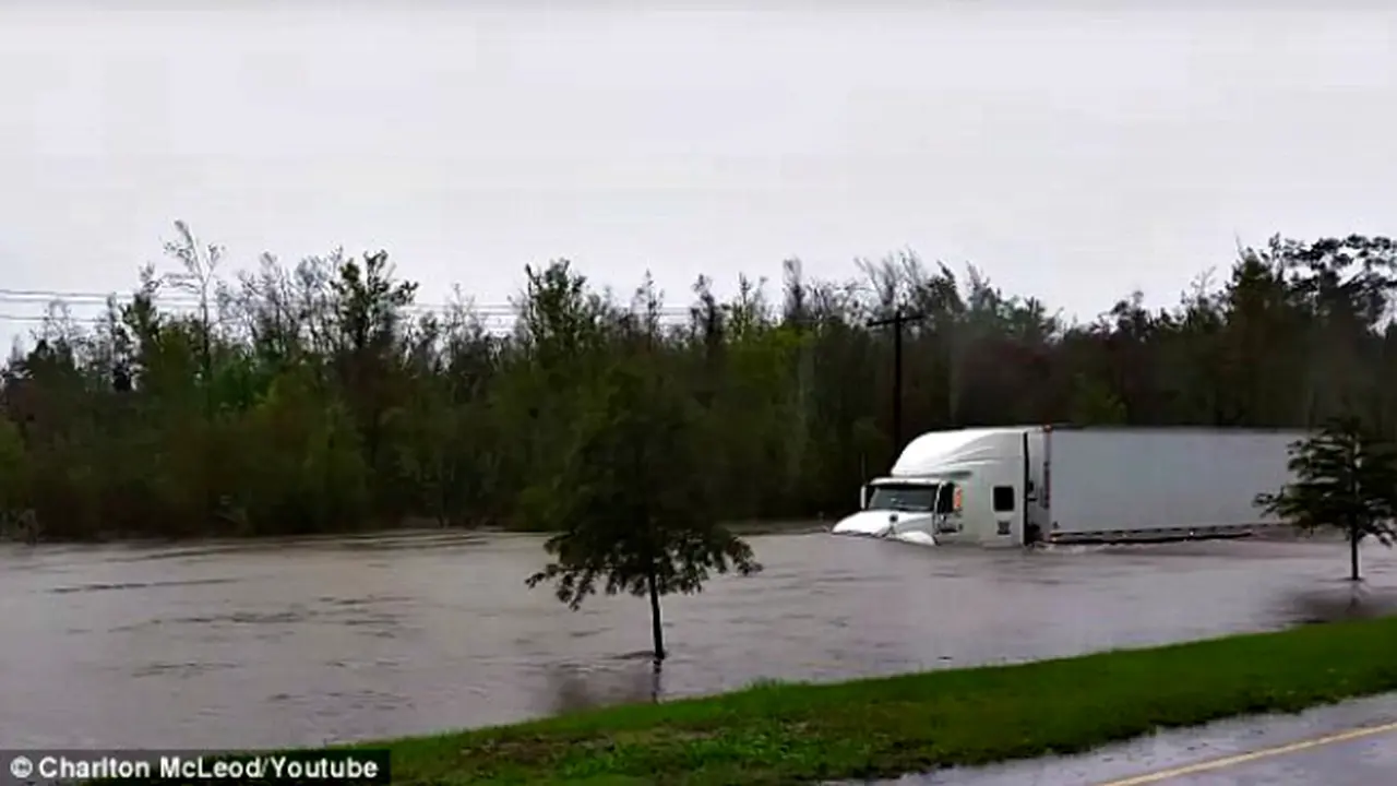 Supir Truk Trailer Nekat Menerjang Banjir Besar