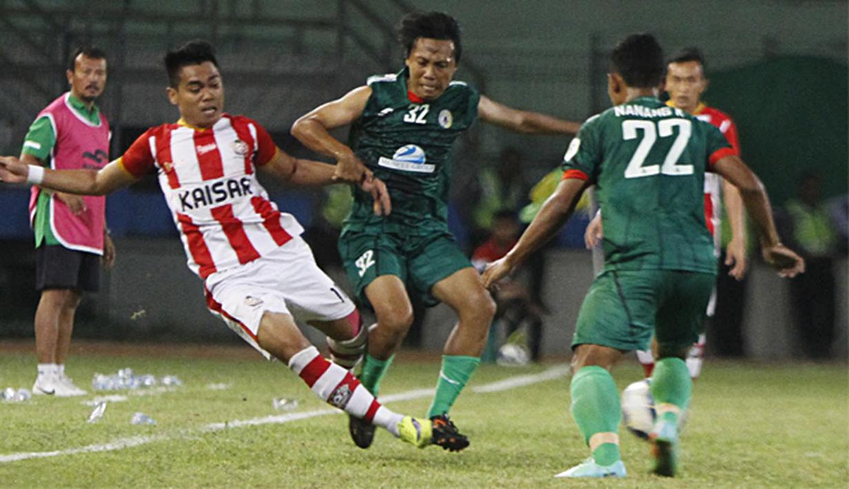 Pemain Persepam Madura United, Rossi Noprihanis (kiri) dihadang pemain PSS Sleman, Wawan Widiantoro pada laga Piala Kemerdekaan di Stadion Wilis, Madiun, Sabtu (15/08/2015). Persepam berhasil taklukan PSS 2-0. (Bola.com/Robby Firly)
