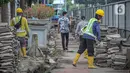 Aktivitas pembongkaran jalur pedestrian di kawasan Kota Tua, Jakarta, Rabu (23/3/2022). Pemprov DKI Jakarta merevitalisasi pedestrian Kota Tua menjadi plaza pedestrian untuk mendukung program zona rendah emisi di destinasi wisata sejarah tersebut. (Liputan6.com/Faizal Fanani)