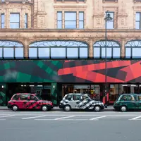 Dior mengumumkan pembukaan pop up store terbarunya di Harrods, London untuk memperkenalkan koleksi Fall/Winter 2019, sekaligus memberi penghormatan pada kebudayaan Inggris. Sumber foto: Document/Dior.