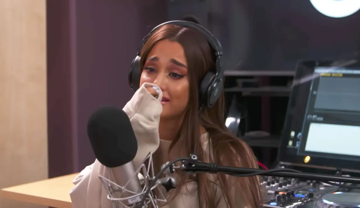Ariana Grande menangis saat melakukan wawacara di sebuah radio. (YouTube)