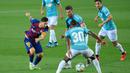 Striker Barcelona, Lionel Messi, berusaha melewati pemain Osasuna pada laga lanjutan La Liga pekan ke-37 di Camp Nou, Jumat (17/7/2020) dini hari WIB. Barcelona kalah 1-2 atas Osasuna. (AFP/Lluis Gene)