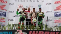 Pebalap AHRT, Gerry Salim, berfoto di podium setelah memenangi ajang Indospeed Racing Series (IRS) kelas Supersports 600cc di Sirkuit Sentul, Minggu (14/8/2016). (Bola.com/AHRT)