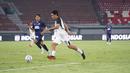 <p>Gelandang Persija Jakarta, Hanif Sjahbandi menguasai bola di depan gelandang Madura United, Ilhamsyah pada laga Grup B Piala Presiden 2024 di Stadion Kapten I Wayan Dipta, Gianyar, Bali, Minggu (21/7/2024). (Dok. Persija)</p>