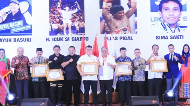 KONI beri penghargaan kepada beberapa tokoh yang berjasa untuk olahraga Indonesia.