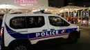 Polisi berpatroli di Lille, Prancis, Jumat (16/10/2020). Prancis mengerahkan 12.000 polisi untuk memberlakukan jam malam baru mulai Jumat malam hingga bulan depan untuk memperlambat penyebaran COVID-19. (AP Photo/Michel Spingler)