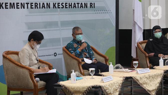 Kepala Biro Komunikasi dan Pelayanan Masyarakat Widyawati, Direktur Jenderal Pencegahan dan Pengendalian Penyakit Kemenkes Achmad Yurianto dan Wakil Direktur LPPOM MUI Muti Arintawati dalam talkshow soal update Vaksin Covid-19 di Kemenkes, Jakarta, Senin (19/10/20). (Liputan6.com/Herman Zakharia)