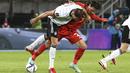 Gelandang Makedonia Utara Eljif Elmas dan gelandang Jerman Leon Goretzka berebut bola pada lanjutan Kualifikasi Piala Dunia 2022 zona Eropa Grup J di Tose Proeski National Arena, Selasa (12/10/2021) dini hari WIB. Jerman menghajar Makedonia Utara empat gol tanpa balas. (AP Photo/Boris Grdanoski)