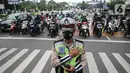 Petugas gabungan Polisi dan pengguna jalan Mengheningkan sejenak di Kawasan Jalan Fatmawati Jakarta, Sabtu (10/7/2021). Kegiatan mengheningkan cipta selama 60 detik tersebut bentuk penghormatan kepada mereka yang telah wafat karena covid-19. (Liputan6.com/Faizal Fanani)