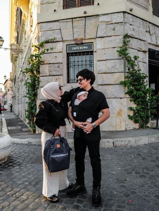Ameena terlihat anteng dalam dekapan Atta Halilintar saat berada di Vatikan, Roma, Italia. (Foto: Instagram/@aurelie.hermansyah)