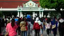 Sejumlah wisatawan berwisata di Kraton Yogyakarta, Rabu (25/5). Para wisatawan banyak memanfaatkan waktu untuk berwisata bersama keluarga pada liburan pasca pelaksanaan Ujian Nasional (UN). (Liputan6.com/Boy Harjanto)