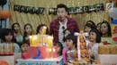 Aktor Denny Sumargo meniup lilin bersama anak-anak saat merayakan ulang tahunnya yang ke-37 di Panti Asuhan Dorkas, Jakarta, Kamis (11/10). Perayaan ini merupakan kejutan dari calon istrinya, Dita Soedarjo. (Liputan6.com/Faizal Fanani)
