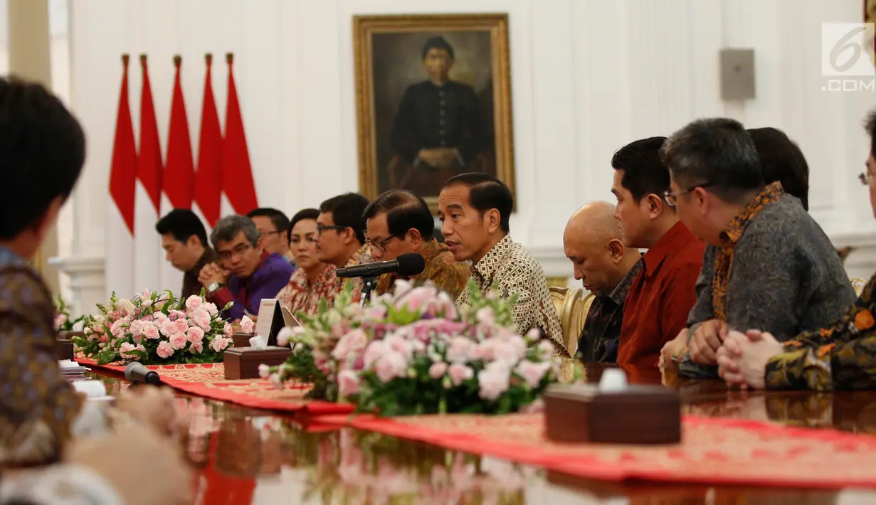 Presiden Joko Widodo saat menerima pengurus Asosiasi Pengusaha Indonesia (Apindo) di Istana Merdeka Jakarta, Kamis (13/6/2019). Presiden Jokowi meminta masukan dari Apindo terkait pemerintahan ke depan, salah satunya tentang upaya peningkatan nilai ekspor. (Liputan6.com/Angga Yuniar)