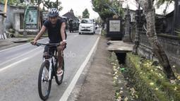 Striker Timnas Indonesia U-22, Ahmad Nur Hardianto, mengisi waktu libur dengan bermain sepeda di Ubud, Bali, Jumat (7/7/2017). Penyerang Persela ini sedang mengikuti pemusatan latihan jelang SEA Games. (Bola.com/Vitalis Yogi Trisna)
