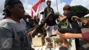 Aksi menyemen kaki di depan Istana Negara, Jakarta, Rabu (15/3). Di hari ketiga jumlah pengunjuk rasa yang memasung kaki bertambah hingga total berjumlah 20 orang. (Liputan6.com/Immanuel Antonius)