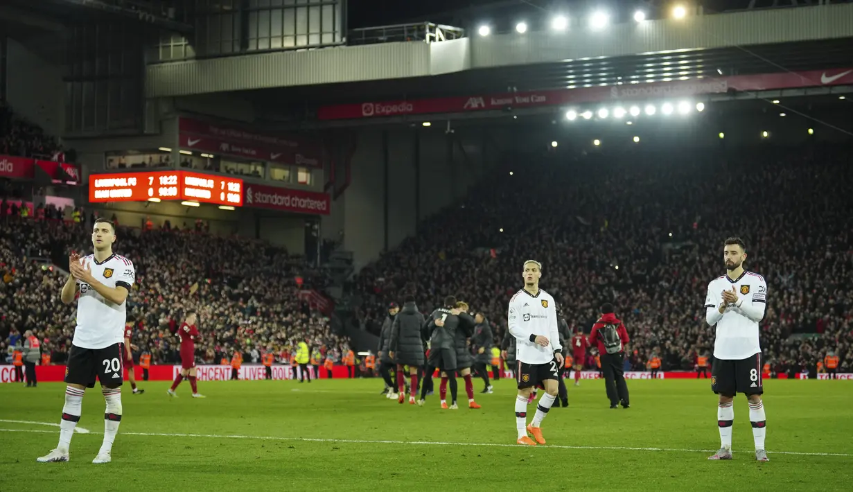 <p>Para pemain Manchester United bereaksi setelah pertandingan melawan Liverpool pada lanjutan Liga Inggris di stadion Anfield, Inggris, Minggu (5/3/2023). Dengan Kekalahan ini, Manchester United tetap di posisi tiga dengan 49 poin, tertinggal 14 poin dari Arsenal yang ada di puncak. (AP Photo/Jon Super)</p>