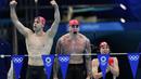Tim renang Inggris membuat kejutan dengan mencetak rekor baru di nomor estafet campuran 4x100 meter yang membuat mereka menyabet medali emas. Tim yang beranggotakan Kathleen Dawson, Adam Peaty, James Guy, dan Anna Hopkin berhasil menctatkan waktu 3 menit 37,58 detik. (Foto: AP/Gregory Bull)