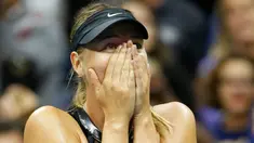Petenis Rusia, Maria Sharapova terharu usai mengalahkan unggulan kedua Simona Halep dari Rumania pada pertandingan putaran pertama turnamen tenis AS Terbuka di New York, (28/8). Sharapova menang 6-4, 4-6, 6-3. (AP Photo / Kathy Willens)