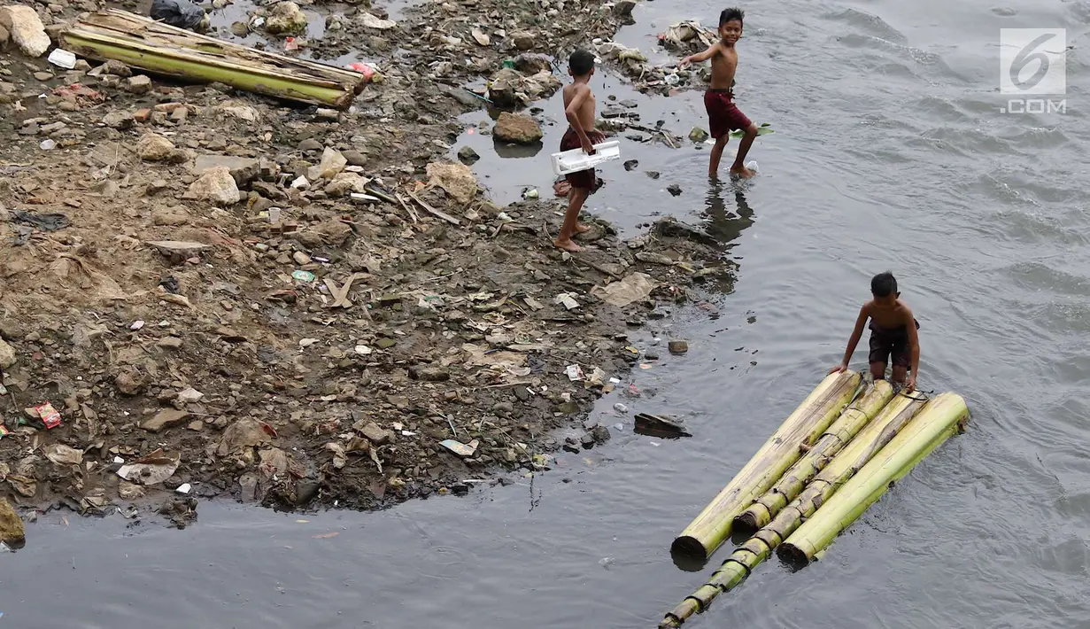 Anak-anak berenang menggunakan batang pohon pisang di bantaran Sungai Ciliwung, Jakarta, Selasa (15/5). Aktivitas tersebut berbahaya bagi kesehatan dan keselamatan mereka. (Liputan6.com/Immanuel Antonius)