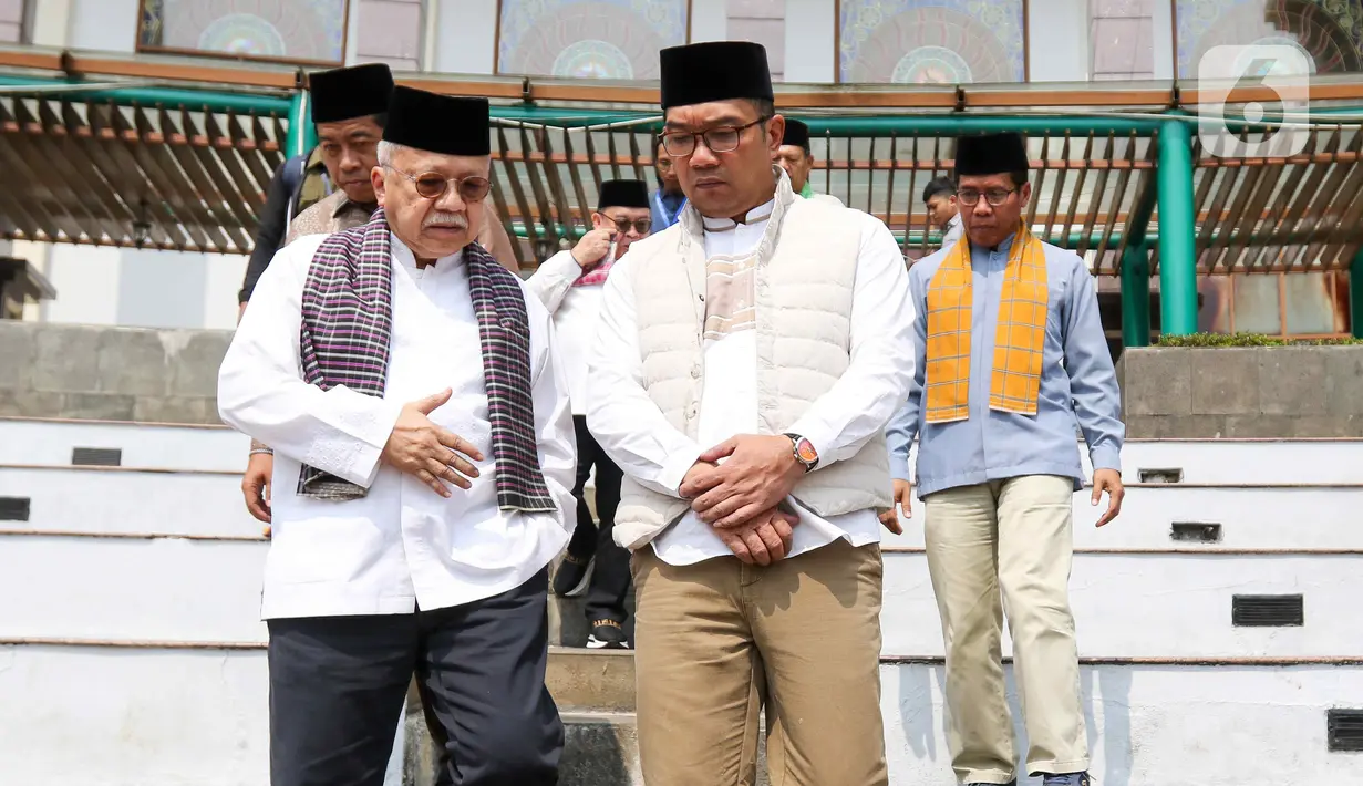 Bakal calon gubernur Jakarta Ridwan Kamil (RK) berbincang dengan mantan Gubernur Jakarta Fauzi Bowo (Foke) saat mengujungi Museum Betawi di Perkampungan Budaya Betawi Setu Babakan, Jakarta, Rabu (4/9/2024). (Liputan6.com/Herman Zakharia)