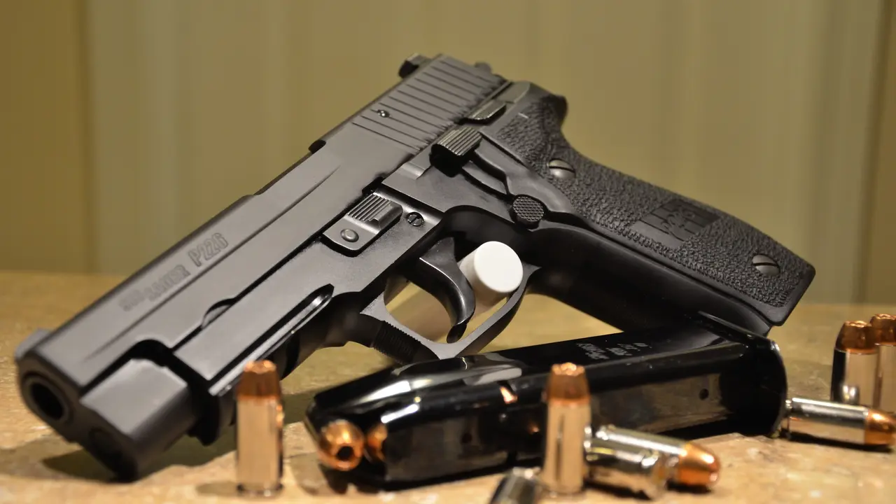 Pistol produksi Sig Sauer (Wikimedia Commons)