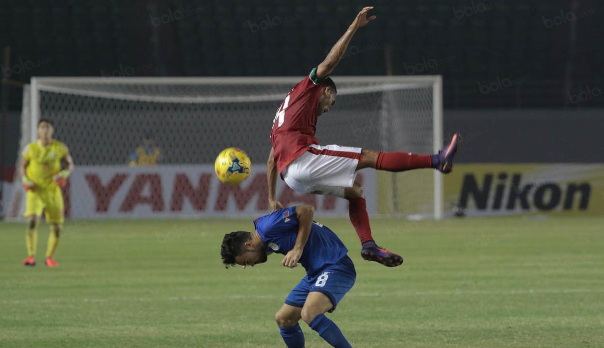 Gelandang Timnas Indonesia, Rizky Pora, berebut bola dengan pemain Filipina pada laga Piala AFF 2016 di Philippine Sports Stadium, Filipina, Selasa (22/11/2016). Hingga babak pertama kedudukan masih imbang 1-1. (Bola.com/Nicklas Hanoatubun)
