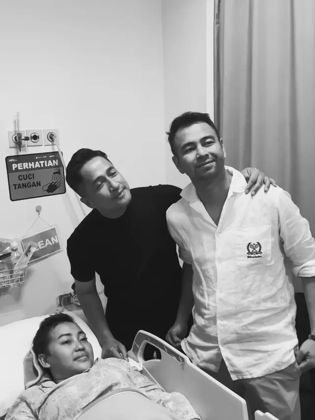 Potret Senyum Semringah Mendiang Mpok Alpa saat Dijenguk Dua Sahabatnya di Rumah Sakit, Raffi Ahmad: Kenanganmu Hidup Selamanya