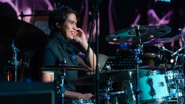 El Rumi, ikut bermain drum dalam konser Dewa 19 yang digelar di Malaysia. Ia pun tampak bahagia bisa kembali bermusik. (Foto: Instagram/@elelrumi)