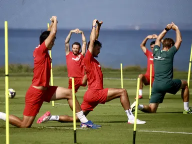 Para pemain Timnas Indonesia melakukan pemanasan saat mengikuti sesi latihan di Bali United Training Center, Gianyar, Bali, Kamis (23/7/2026). Skuad Garuda memasuki fase akhir pemusatan latihan dengan intensitas yang terus ditingkatkan jelang menghadapi Kamboja pada laga perdana Grup A Piala AFF 2026 di Stadion Pakansari, Bogor, 27 Juli 2026. (Bola.com/Alit Binawan)