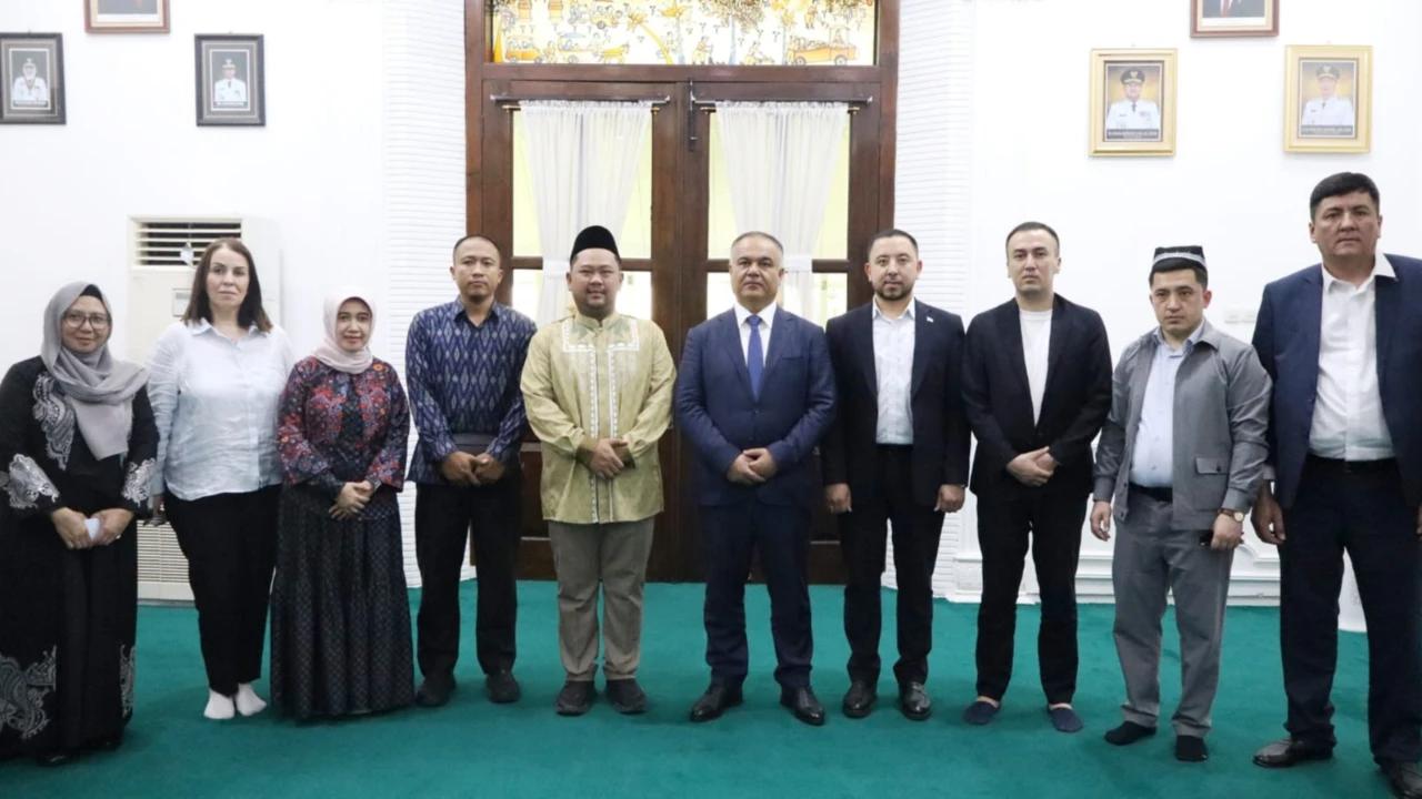 Bupati Gresik Dampingi Gubernur Samarkand Uzbekistan Ziarah ke Makam Maulana Malik Ibrahim