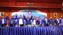 Ketua Umum PAN Zulkifli Hasan (tengah) berfoto bersama dengan sejumlah tokoh PAN pada penutupan Rakernas I DPP PAN, di Jakarta, Kamis (7/5/2015). Rakernas tersebut membahas mengenai konsolidasi persiapan pilkada serentak 2015. (Liputan6.com/Helmi Afandi)