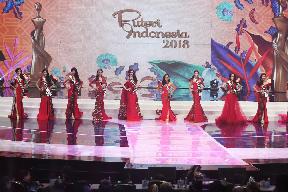 Pesona Gaun Merah Finalis 6 Besar Puteri Indonesia