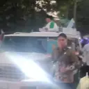 Prabowo Bagi-Bagi Kaos Usai Buka Muktamar NU