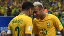 Neymar (kanan) dan Dani Alves merayakan gol saat melawan Kolombia pada Kualifikasi Piala Dunia 2018 Zona Conmebol di Manaus, Brasil, (7/9/2016) WIB. (AFP/Vanderlei Almeida)