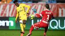 Striker Paris Saint-Germain (PSG), Timothy Weah, melepaskan tendangan ke gawang Troyes pada laga Liga 1 Prancis di Stadion Aube, Sabtu (2/2/2018). Troyes takluk 0-2 dari PSG. (AFP/Franck Fife)