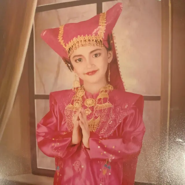 6 Potret Lawas Masa Kecil Artis saat Pakai Baju Adat,
