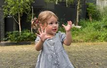 Potret Lucu dan Gemas Kamari Anak Jennifer Coppen Tampil Menawan Bak Noni Belanda Berkat Wajah Bulenya, Senyum Manisnya Bikin Meleleh
