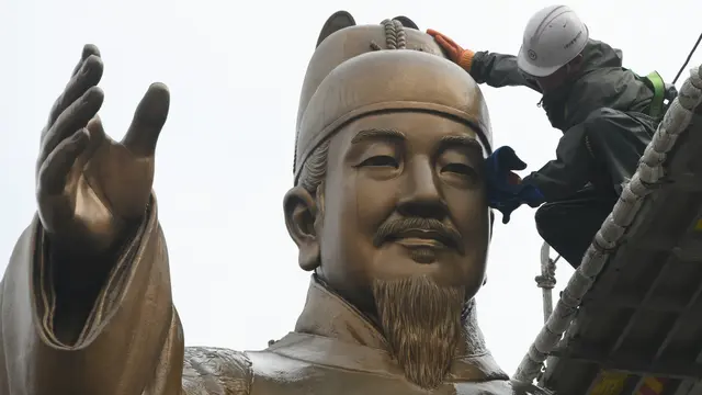 Membersihkan Patung Raja Sejong dan Laksaman Yi di Seoul