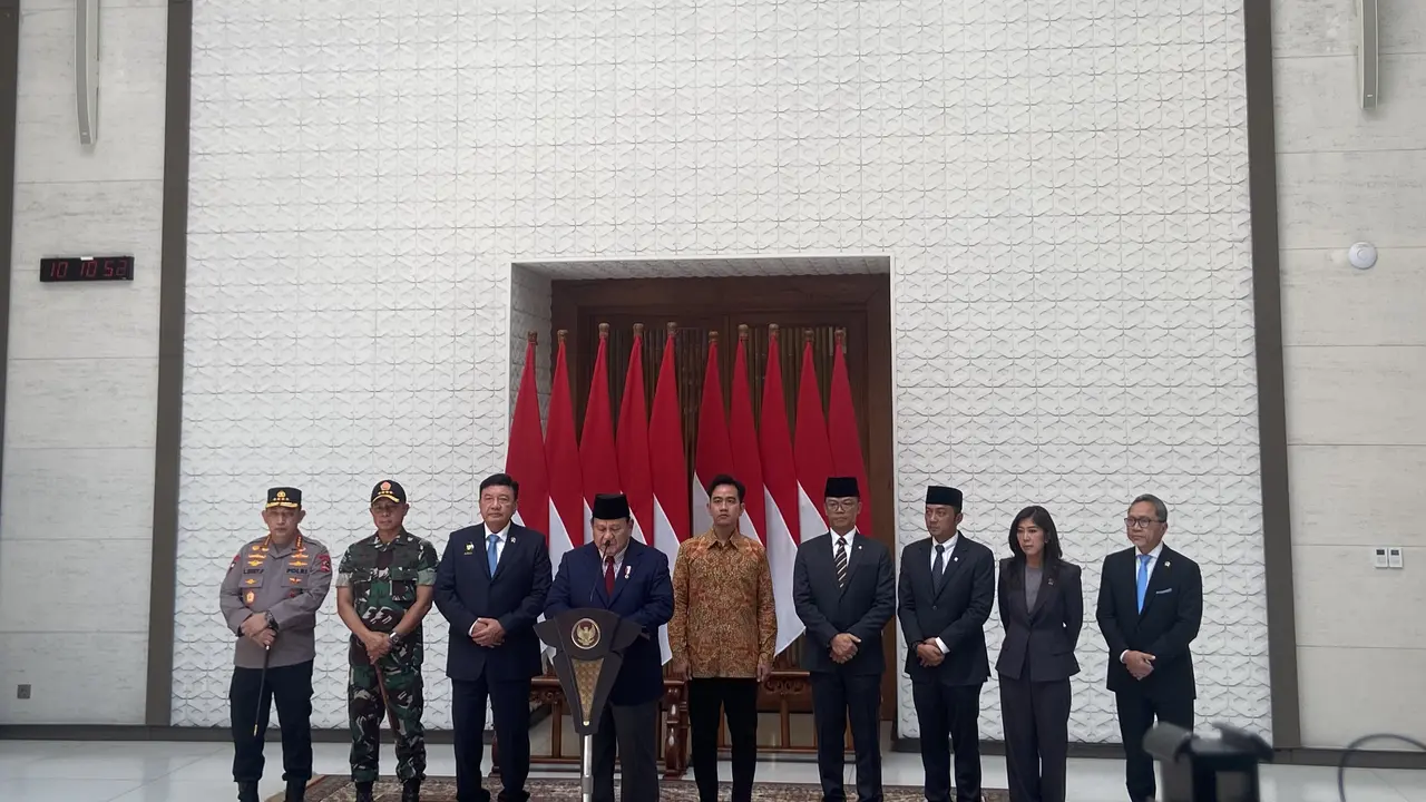 Presiden Prabowo Subianto memberikan keterangan pers sebelum bertolak meninggalkan Indonesia dalam rangka kunjungan kerja luar negeri, Jumat (8/11/2024). (Liputan6.com/Muhammad Radityo Priyasmoro)